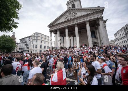 Euro 2020 : comportement désordonné, des milliers de fans de football affluant près de Trafalgar Square devant la finale du match entre l'Angleterre et l'Italie. Londres, Royaume-Uni. Banque D'Images