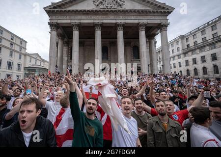 Euro 2020 : comportement désordonné, des milliers de fans de football affluant près de Trafalgar Square devant la finale du match entre l'Angleterre et l'Italie. Londres, Royaume-Uni. Banque D'Images