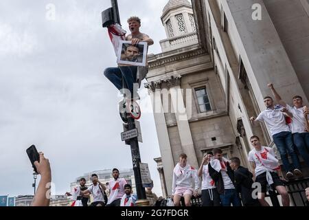 Euro 2020 : comportement désordonné, des milliers de fans de football affluant près de Trafalgar Square devant la finale du match entre l'Angleterre et l'Italie. Londres, Royaume-Uni. Banque D'Images