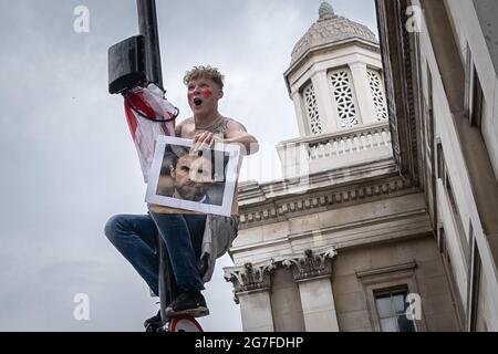 Euro 2020 : comportement désordonné, des milliers de fans de football affluant près de Trafalgar Square devant la finale du match entre l'Angleterre et l'Italie. Londres, Royaume-Uni. Banque D'Images