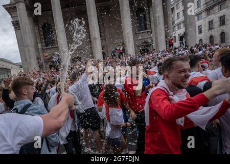 Euro 2020 : comportement désordonné, des milliers de fans de football affluant près de Trafalgar Square devant la finale du match entre l'Angleterre et l'Italie. Londres, Royaume-Uni. Banque D'Images