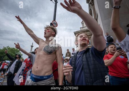 Euro 2020 : comportement désordonné, des milliers de fans de football affluant près de Trafalgar Square devant la finale du match entre l'Angleterre et l'Italie. Londres, Royaume-Uni. Banque D'Images