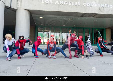 Les participants dépeignent Spider-Man et d'autres personnages Marvel lors de la comic con convention 2019 à Los Angeles, Californie, États-Unis. Banque D'Images