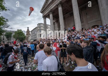 Euro 2020 : comportement désordonné, des milliers de fans de football affluant près de Trafalgar Square devant la finale du match entre l'Angleterre et l'Italie. Londres, Royaume-Uni. Banque D'Images