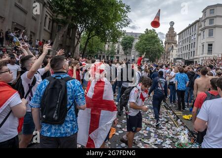 Euro 2020 : comportement désordonné, des milliers de fans de football affluant près de Trafalgar Square devant la finale du match entre l'Angleterre et l'Italie. Londres, Royaume-Uni. Banque D'Images