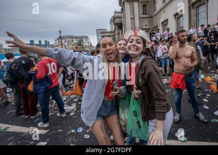 Euro 2020 : comportement désordonné, des milliers de fans de football affluant près de Trafalgar Square devant la finale du match entre l'Angleterre et l'Italie. Londres, Royaume-Uni. Banque D'Images