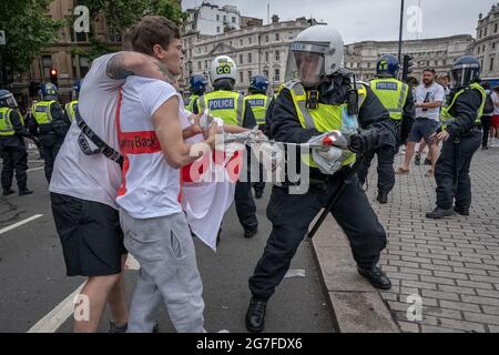 Euro 2020: Comportement désordonné comme la police anti-émeute confisque l'alcool des fans d'Angleterre en état d'ébriété alors que des milliers de personnes se rassemblent dans le centre de Londres pour les finales. Banque D'Images