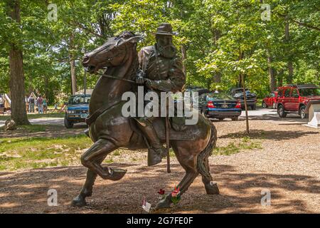 Gettysburg, PA, Etats-Unis - 14 juin 2008 : monuments du champ de bataille. Gros plan de la statue en bronze équestre du Lieutenant-général James Longstreet avec des voitures et des grees Banque D'Images