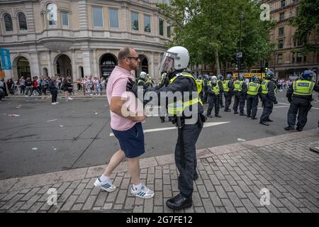 Euro 2020 : comportement désordonné, des milliers de fans de football affluant près de Trafalgar Square devant la finale du match entre l'Angleterre et l'Italie. Londres, Royaume-Uni. Banque D'Images