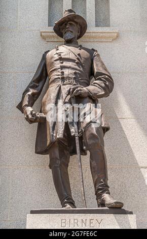 Gettysburg, PA, Etats-Unis - 14 juin 2008 : monuments du champ de bataille. Gros plan de la statue de bronze du général Birney au Pennsylvania State Memorial en pierre blanche. Banque D'Images