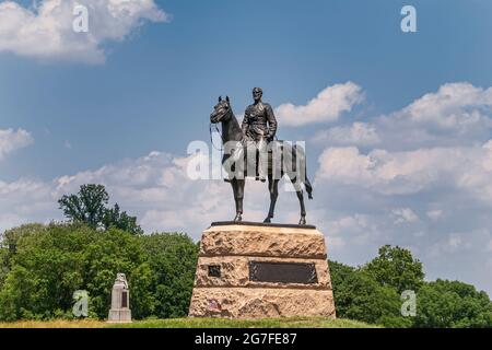 Gettysburg, PA, Etats-Unis - 14 juin 2008 : monuments du champ de bataille. Le major-général George Meade statue équestre en bronze sur un piédestal rocheux beige sous le clo bleu Banque D'Images