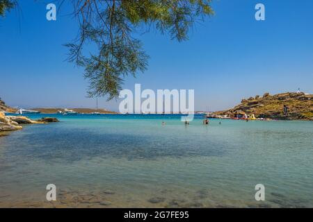 PAROS - GRÈCE, JUIN 2017: Magnifique paysage d'été près de la célèbre plage de Monastiri situé dans l'île de Paros, Cyclades, Grèce. Banque D'Images