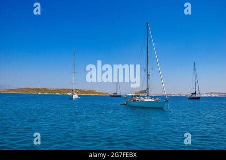 PAROS - GRÈCE, JUIN 2017: Magnifique paysage d'été près de la célèbre plage de Monastiri situé dans l'île de Paros, Cyclades, Grèce. Banque D'Images