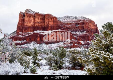 Palais de justice Butte à Sedona, Arizona avec de la neige fraîche en gros plan. Les falaises de grès de Sedona et le haut genévrier du désert et les pins dans le paysage d'hiver. Banque D'Images