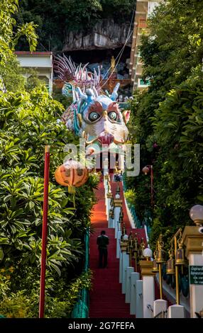 Temple Wat Ban Tham et grotte à Kanchanaburi, Thaïlande Banque D'Images