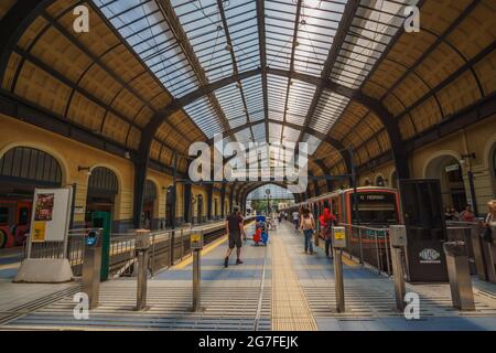 PIRÉE, ATTICA, GRÈCE- JUILLET 2017. À l'intérieur de la gare historique (et métro) au port du Pirée. Paysage urbain avec la circulation des voyageurs et Banque D'Images