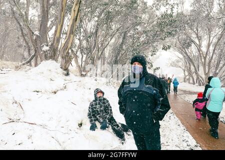 Homme portant un masque facial à la station de ski de Mount Buller en Australie, selon les règles de Covid, hiver 2021 Banque D'Images