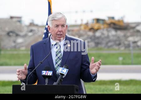 Hazelwood, États-Unis. 13 juillet 2021. Le gouverneur du Missouri, Mike Parson, fait ses remarques alors que de l'équipement lourd déplace de la poussière derrière lui sur un nouveau projet routier à Hazelwood, Missouri, le mardi 13 juillet 2021. Parson a signé un projet de loi qui accroîtra le financement des transports pour les projets d'infrastructure critiques des États et des collectivités locales dans l'ensemble de l'État du Missouri. Le financement sera tiré d'une augmentation de la taxe sur l'essence de l'État, qui n'a pas augmenté depuis plus de 20 ans. Photo par Bill Greenblatt/UPI crédit: UPI/Alay Live News Banque D'Images