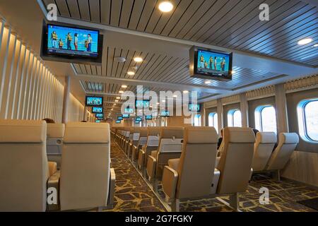 ATHÈNES, GRÈCE - JUIN 2017 : vue intérieure du ferry de Nissos Rodos de la compagnie hellénique Seaways. Banque D'Images