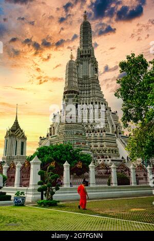 Ancien temple Wat Arun à Bangkok au coucher du soleil Banque D'Images