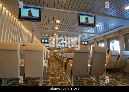 ATHÈNES, GRÈCE - JUIN 2017 : vue intérieure du ferry de Nissos Rodos de la compagnie hellénique Seaways. Banque D'Images