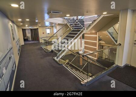 ATHÈNES, GRÈCE - JUIN 2017 : vue intérieure du ferry de Nissos Rodos de la compagnie hellénique Seaways. Banque D'Images