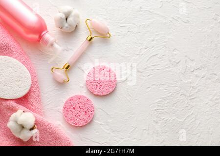 Composition avec éponges de maquillage et fournitures de soin de la peau sur fond blanc Banque D'Images