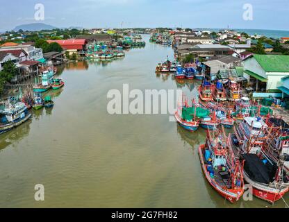 Vue aérienne de la rivière Rayong et des bateaux de pêche à Rayong, Thaïlande Banque D'Images