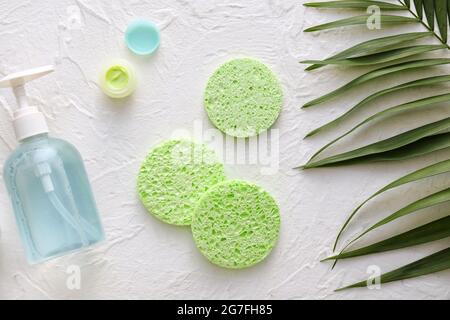 Composition avec éponges de maquillage et fournitures de bain sur fond blanc Banque D'Images