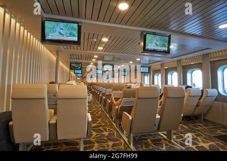 ATHÈNES, GRÈCE - JUIN 2017 : vue intérieure du ferry de Nissos Rodos de la compagnie hellénique Seaways. Banque D'Images