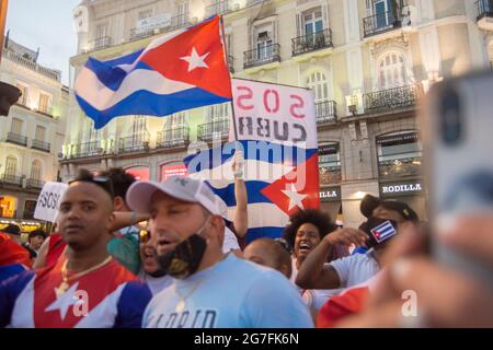 Madrid, Espagne. 13 juillet 2021, concentration par les résidents cubains en soutien aux manifestations à Cuba par le régime qui massacrent les manifestants, les confrontant entre communistes et non communistes. De même, les manifestants contre le gouvernement de Miguel Diaz-Canel se sont réunis ce mardi pour exiger un pays 'libéré du gouvernement communiste' et pour rendre visible le 'sacret' qui a lieu lors des dernières manifestations à Cuba. En outre, ils ont reproché la "complicité" du Gouvernement espagnol. Entre les drapeaux de Cuba, ils ont exprimé le "peuple" de leur peuple Banque D'Images