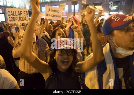 Madrid, Espagne. 13 juillet 2021, concentration par les résidents cubains en soutien aux manifestations à Cuba par le régime qui massacrent les manifestants, les confrontant entre communistes et non communistes. De même, les manifestants contre le gouvernement de Miguel Diaz-Canel se sont réunis ce mardi pour exiger un pays 'libéré du gouvernement communiste' et pour rendre visible le 'sacret' qui a lieu lors des dernières manifestations à Cuba. En outre, ils ont reproché la "complicité" du Gouvernement espagnol. Entre les drapeaux de Cuba, ils ont exprimé le "peuple" de leur peuple Banque D'Images