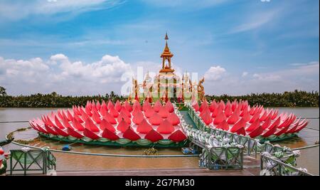 Wat Saman Rattanaram temple aux pétales de fleurs à Chachoengsao, Thaïlande Banque D'Images