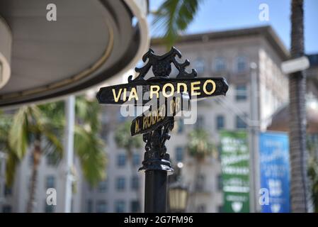 Rue signe de la célèbre intersection de via Rodeo et Rodeo Drive à Beverly Hills Californie Banque D'Images