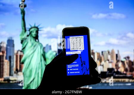 Espagne. 13 juillet 2021. Sur cette photo, l'application Excelsior Pass s'affiche sur l'écran d'un smartphone en face de la Statue de la liberté. (Photo de Thiago Prudencio/SOPA Images/Sipa USA) crédit: SIPA USA/Alay Live News Banque D'Images