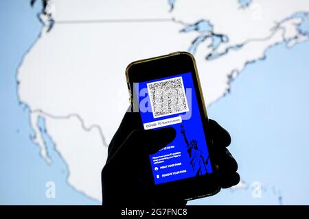 Espagne. 13 juillet 2021. Sur cette photo, l'application Excelsior Pass s'affiche sur l'écran d'un smartphone, en face de la carte des États-Unis. (Photo de Thiago Prudencio/SOPA Images/Sipa USA) crédit: SIPA USA/Alay Live News Banque D'Images