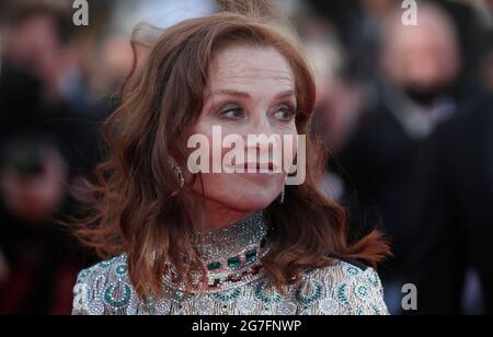 Cannes. 14 juillet 2021. L'actrice française Isabelle Huppert arrive pour la projection du film 'Aline: La voix de l'Amour' au 74e Festival de Cannes, France, le 13 juillet 2021. Credit: Xinhua/Alay Live News Banque D'Images