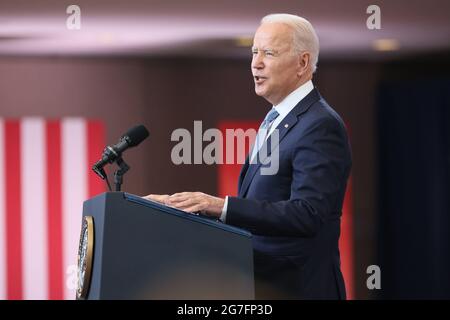 Le président des États-Unis, Joe Biden, prononce un discours sur la protection du droit de vote au National Constitution Center de Philadelphie, en Pennsylvanie, le mardi 13 juillet 2021.Credit: Saquan Stimpson / CNP /MediaPunch Banque D'Images