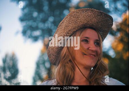 Belle femme mûre avec chapeau de paille souriant Banque D'Images
