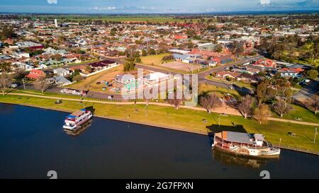 Yarrawonga, Victoria Australie - 13 juillet 2021 : deux bateaux à passagers sur la rive du lac Mulwala attendent les passagers Banque D'Images