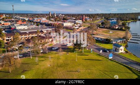 Yarrawonga, Victoria Australie - 13 juillet 2021 : la police de Victoria vérifie les véhicules qui entrent dans Victoria à la sortie du pont de la Nouvelle-Galles du Sud Banque D'Images