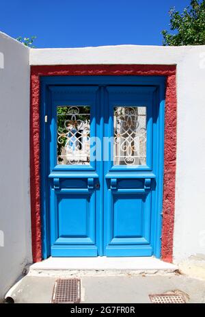 Une scène dans le village traditionnel de Megalochori sur l'île de Santorini en Grèce. Banque D'Images