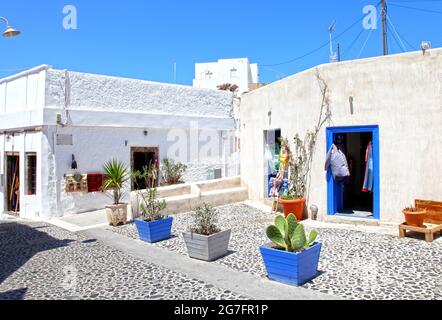 Une scène dans le village traditionnel de Megalochori sur l'île de Santorini en Grèce. Banque D'Images