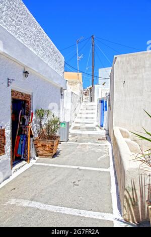 Une scène dans le village traditionnel de Megalochori sur l'île de Santorini en Grèce. Banque D'Images