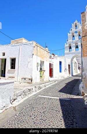 Une scène dans le village traditionnel de Megalochori sur l'île de Santorini en Grèce. Banque D'Images