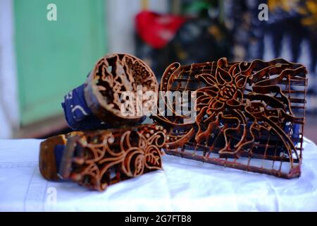 Pasuruan, Indonésie. Juin 2021. Divers types d'outils pour faire du batik fait main et du batik estampé. Tissu batik peint et tissu blanc prêt à être estampé Banque D'Images