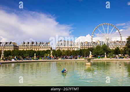 Vue panoramique sur l'étang du jardin des Tuileries avec grande roue en arrière-plan. Place de la Concorde Paris Banque D'Images
