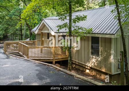 Chalet de location à flanc de colline au parc national de Vogel dans les montagnes de la Géorgie du Nord près de Blairsville. (ÉTATS-UNIS) Banque D'Images