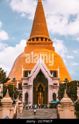 Wat Phra Pathom Chedi Ratchaworamahawihan ou Wat Phra Pathommachedi Ratcha Maha Wihan, à Nakhon Pathom, Thaïlande Banque D'Images
