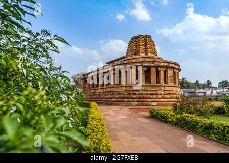 Vue sur le temple de Durga à Aihole. Une des destinations touristiques célèbres à karnataka, en Inde. Banque D'Images